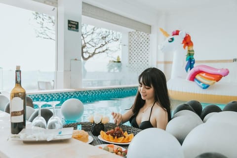 People, Food and drinks, Pool view, Swimming pool, Lunch, Dinner, Drinks, group of guests