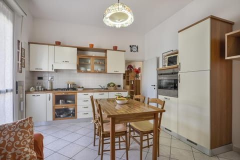 Kitchen or kitchenette, Dining area, oven, stove