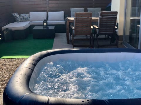 Patio, Day, Natural landscape, Hot Tub, Pool view, sunbed