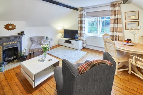 TV and multimedia, Living room, Seating area, Dining area, flat iron