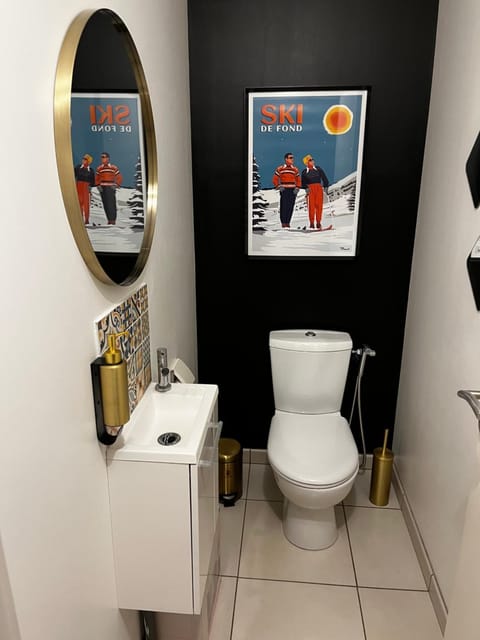 Toilet, Decorative detail