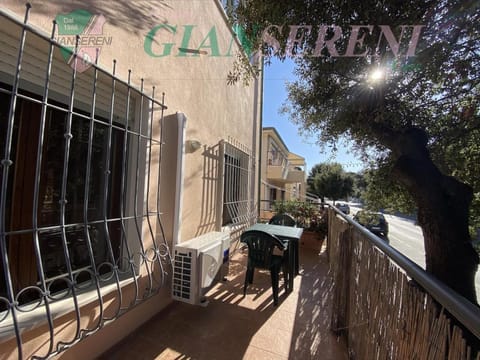 Property building, Neighbourhood, Balcony/Terrace, Street view