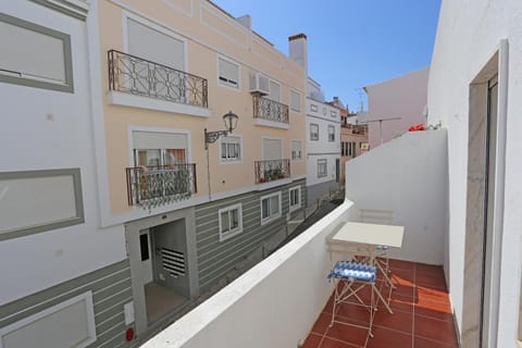 Property building, Day, Balcony/Terrace