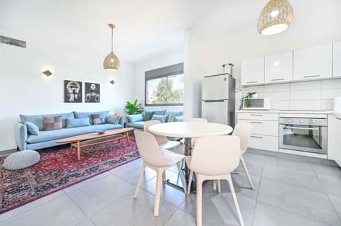 Kitchen or kitchenette, Living room, Seating area, Dining area, oven