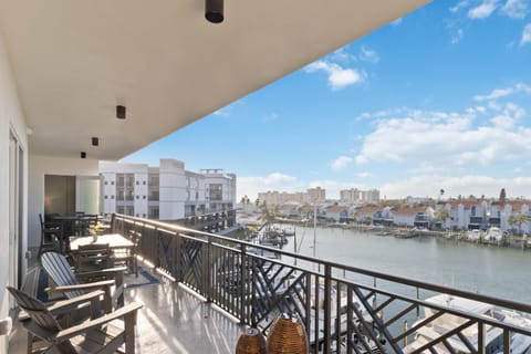 4b/3b Brand New Waterfront - The Harbor #405 Apartment in Madeira Beach