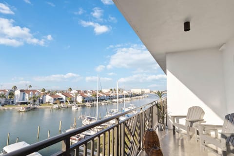 4b/3b Brand New Waterfront - The Harbor #405 Apartment in Madeira Beach