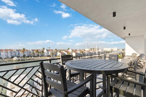 4b/3b Brand New Waterfront - The Harbor #405 Apartment in Madeira Beach