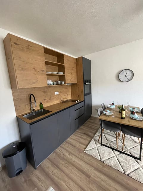 Coffee/tea facilities, Kitchen or kitchenette, Dining area, pet friendly, stove