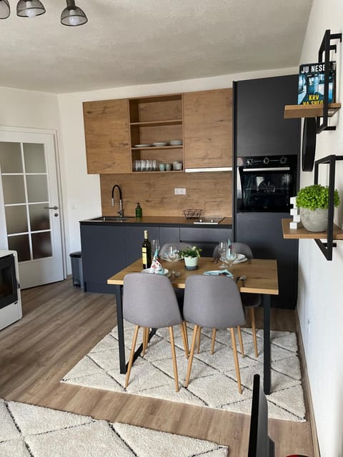 Kitchen or kitchenette, Dining area, dishwasher, pet friendly, stove