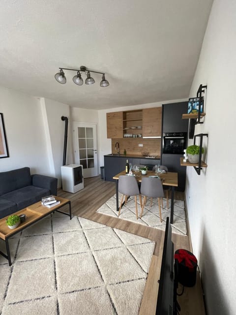 Kitchen or kitchenette, Living room, Seating area, Dining area