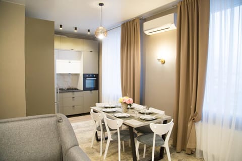 Kitchen or kitchenette, Living room, Dining area, minibar, air conditioner