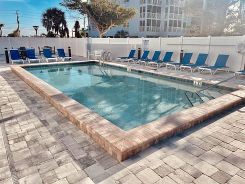 Swimming pool, sunbed