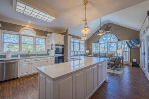 Large Luxury House, King Beds and More, Hot Tub, Theater, Fireplace, Game Room, Ping-pong, Pool Table, Air Hockey, Arcade, River, Big Kitchen, Nice Porch, Quiet, Good for Families and Large Groups, Near UGA Golf Course, Close to UGA & Stanford Stadium Villa in Athens