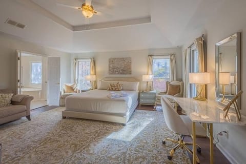 Large Luxury House, King Beds and More, Hot Tub, Theater, Fireplace, Game Room, Ping-pong, Pool Table, Air Hockey, Arcade, River, Big Kitchen, Nice Porch, Quiet, Good for Families and Large Groups, Near UGA Golf Course, Close to UGA & Stanford Stadium Villa in Athens