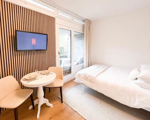 Bed, TV and multimedia, Living room, Photo of the whole room, Bedroom