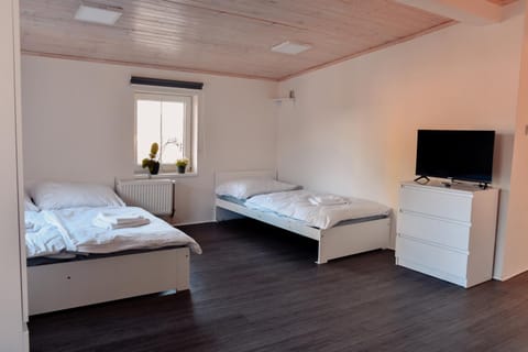 Bed, TV and multimedia, Photo of the whole room, Bedroom, towels