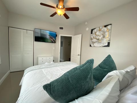 Bed, TV and multimedia, Photo of the whole room, Bedroom, fireplace, towels