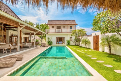 Property building, Swimming pool, sunbed