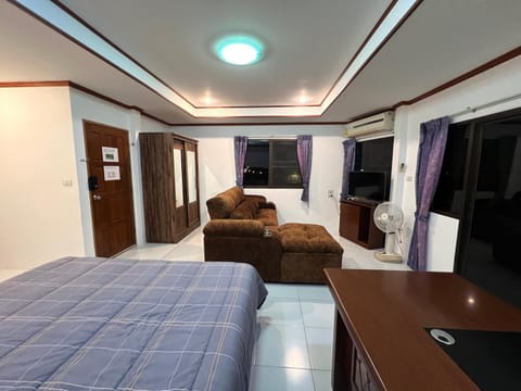 Bed, TV and multimedia, Bedroom, wardrobe