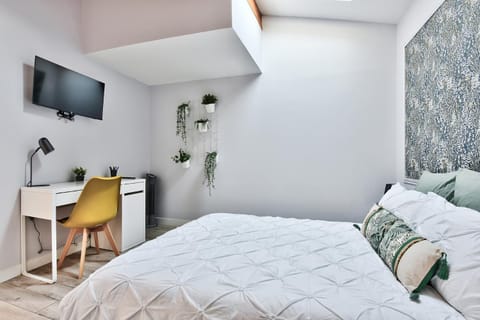 Bed, TV and multimedia, Photo of the whole room, Bedroom