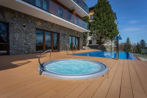 Hot Tub, Swimming pool