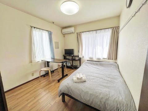 Bed, TV and multimedia, Living room, Photo of the whole room, Seating area, Bedroom, hair dresser, towels, air conditioner