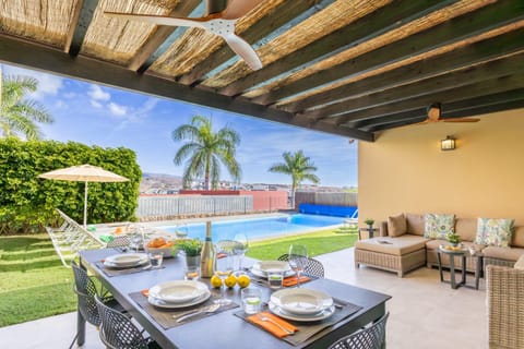 Garden, Dining area, Pool view