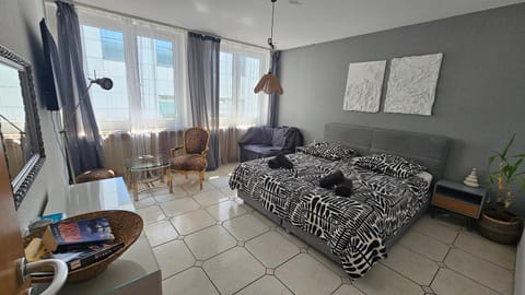Bed, TV and multimedia, Photo of the whole room, Bedroom