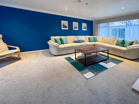 Communal lounge/ TV room, TV and multimedia, Living room, Seating area