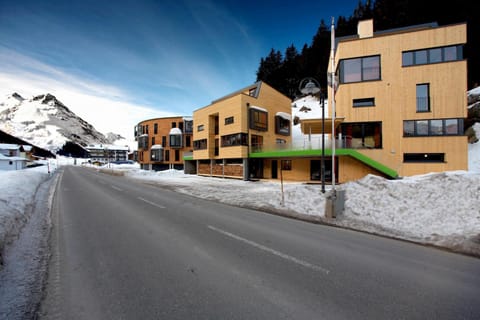 Property building, Neighbourhood, Mountain view