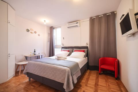 Bed, TV and multimedia, Photo of the whole room