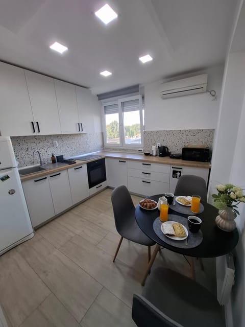 Coffee/tea facilities, Kitchen or kitchenette, Dining area, Breakfast, dishwasher, microwave, oven, stove, toaster, washing machine, kitchen, air conditioner