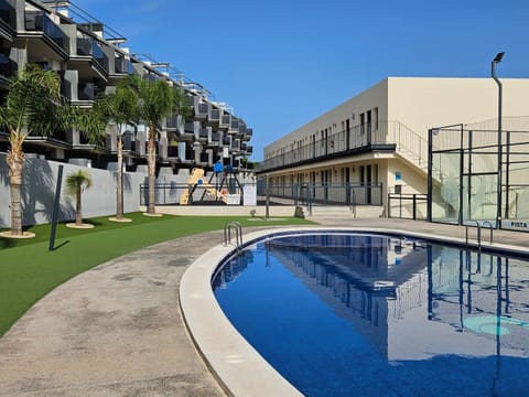 Property building, Day, Swimming pool