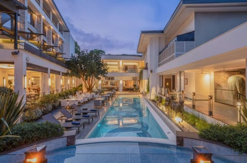 Property building, Restaurant/places to eat, Pool view, Swimming pool, sunbed