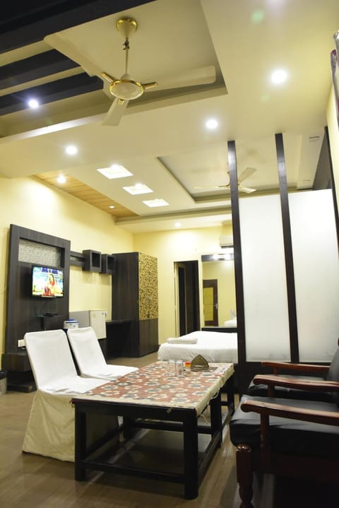 Bed, TV and multimedia, Photo of the whole room, Dining area, Bedroom, Breakfast, fireplace, oven, air conditioner