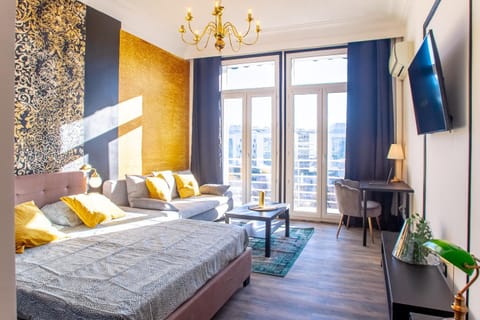 Bed, TV and multimedia, Living room, Photo of the whole room, Seating area, Bedroom