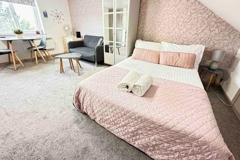 Bed, Living room, Photo of the whole room, Seating area, Dining area, Bedroom