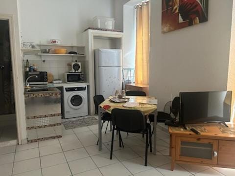 Kitchen or kitchenette, dishwasher, minibar, oven, stove, toaster, washing machine, dryer