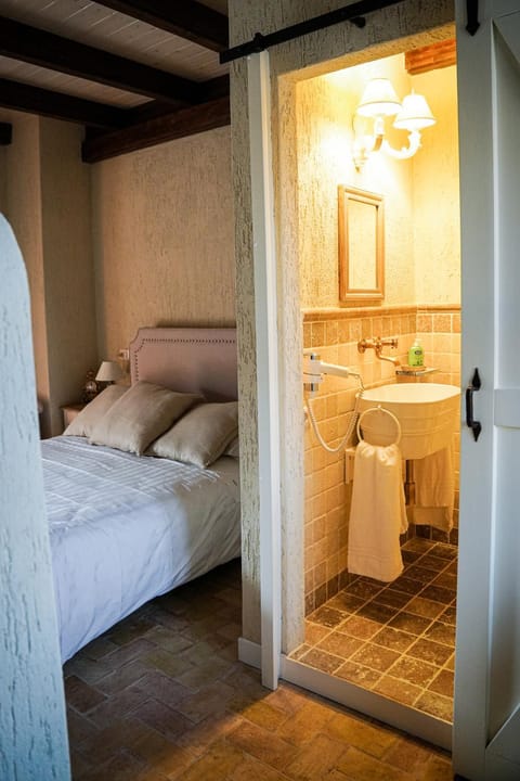 Toilet, Bed, Bathroom, Bedroom, towels