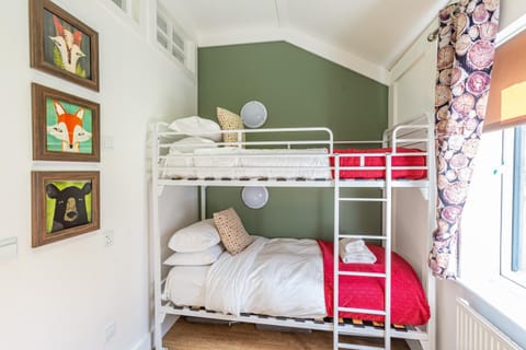 Photo of the whole room, Bedroom, bunk bed, towels