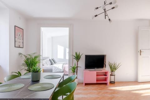 TV and multimedia, Living room, Seating area, Dining area