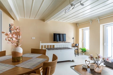 TV and multimedia, Living room, Photo of the whole room, Seating area, Dining area