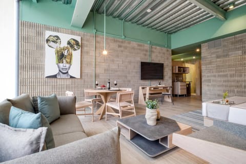 TV and multimedia, Seating area, Dining area