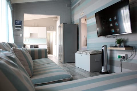 TV and multimedia, Kitchen or kitchenette, Living room, Seating area