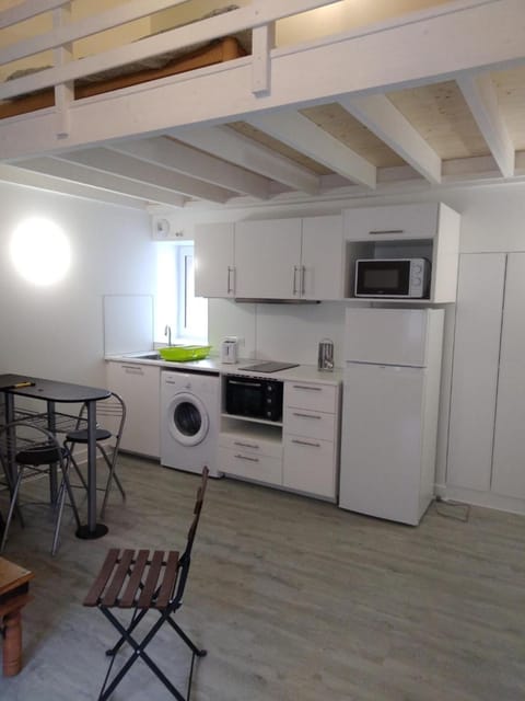 Kitchen or kitchenette, Dining area, minibar, oven, pet friendly, stove, toaster