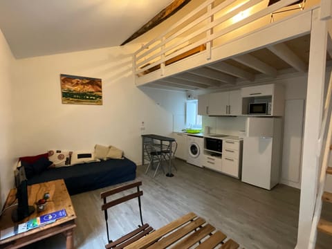 Coffee/tea facilities, Location, locker, toaster, washing machine, elevator