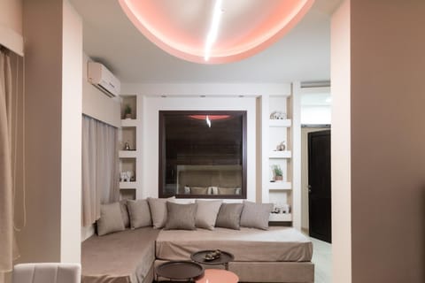 Bed, Living room, Seating area, air conditioner