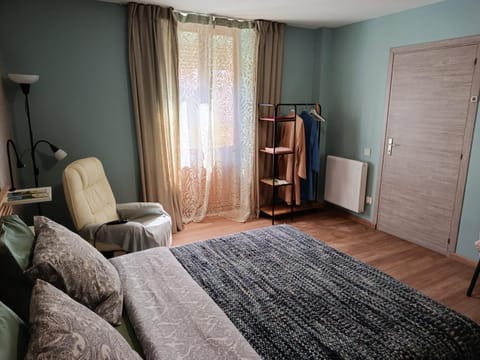 Bed, Living room, Photo of the whole room, Bedroom, wardrobe