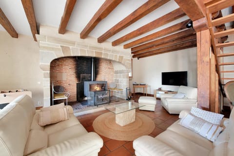 Communal lounge/ TV room, TV and multimedia, Living room, Seating area, flat iron