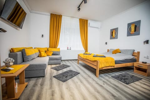 Bed, TV and multimedia, Bedroom